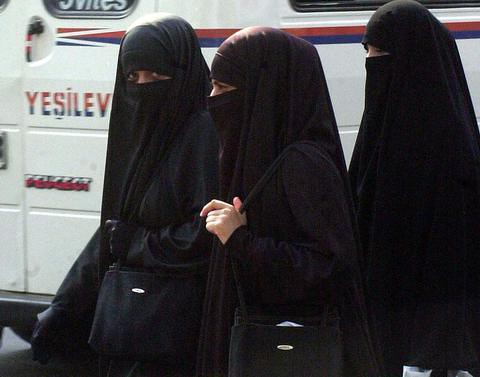 Judge compromises over niqab for Muslim woman in dock