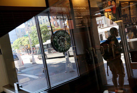 Starbucks prosi klientów, żeby nie przychodzili na kawę z bronią