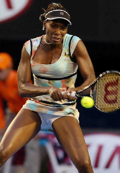 Venus Williams beats Simona Halep 