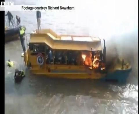  Pożar łodzi: Ludzie w panice skakali do Tamizy