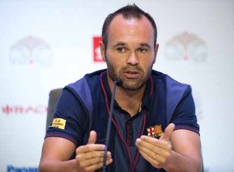Manchester United and Man City target Andres Iniesta wants to stay at Barcelona