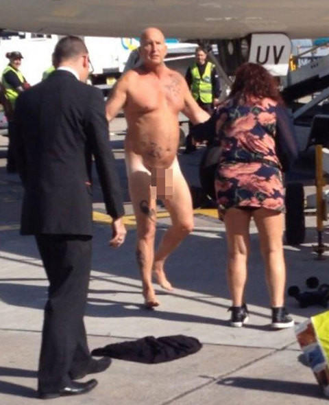 Pasażer easyJet zrobił striptiz na lotnisku w Manchesterze