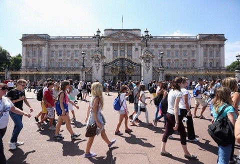 Buckingham Palace: Knife-carrying would-be intruder held