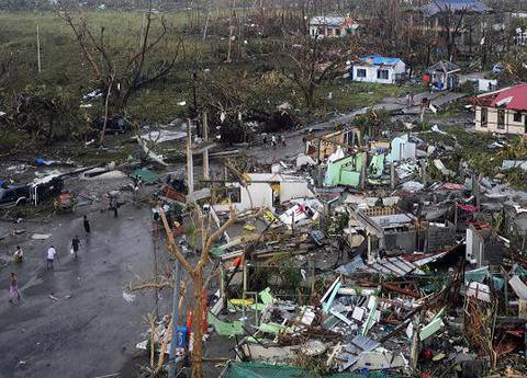 Wstrząsający bilans: co najmniej 1 200 ofiar tajfunu Haiyan