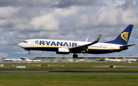 Ryanair obniżył ceny lotów do Barcelony o 30%. Turyści unikają Katalonii