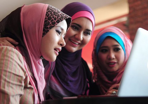 "Politycy są zbyt poprawni politycznie, by mówić o hidżabach w szkołach"