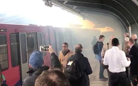 Wybuch pod pociągiem DLR. Ewakuowano pobliską stację
