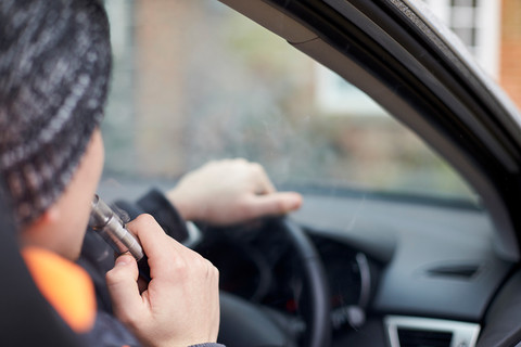 Palisz e-papierosa za kółkiem? Możesz stracić prawo jazdy