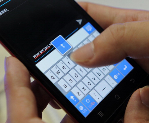 Właściciele smartfonów w UK otrzymują 33 800 wiadomości rocznie