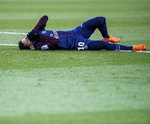 Neymar injured. He twisted the right ankle and broke the metatarsal bone