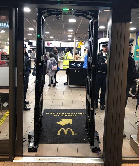 Wykrywacze metalu w londyńskich lokalach McDonald's