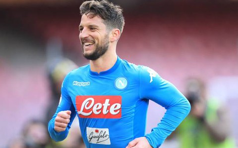 Mertens the hero of Naples. He shoots goals and distributes the pizza to the poor