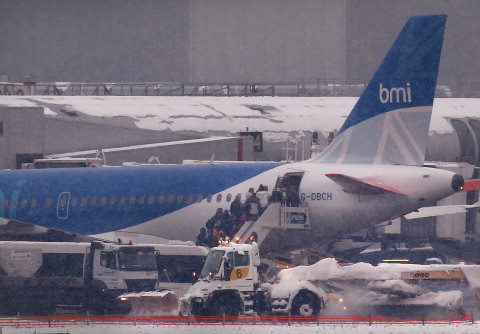 Snow hits London causing 120 flight cancellations at Heathrow