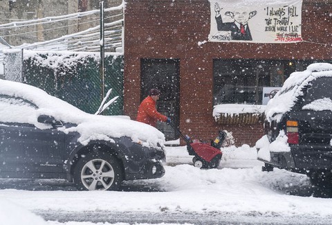 USA: Burze śnieżne na północnym wschodzie sparaliżowały komunikację