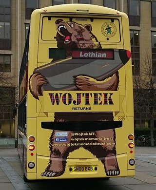 Niedźwiedź Wojtek jeździ autobusem po Edynburgu