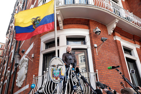 Assange w ambasadzie Ekwadoru odcięty od internetu
