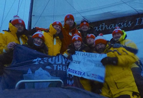 Polscy żeglarze po okrążeniu Antarktydy na mecie w Hobart