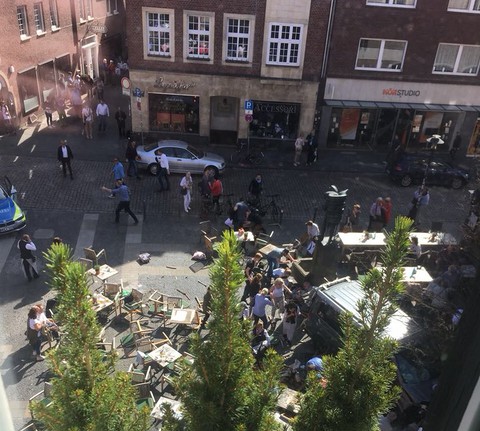 Niemcy: Samochód wjechał w tłum ludzi. Są zabici i ranni