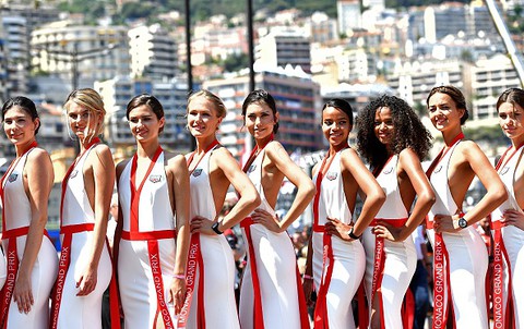 In Monaco unchanged, at the start of Formula One beautiful girls