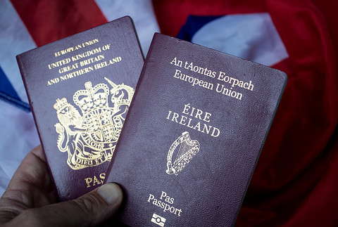 Brytyjczycy w kolejkach po unijne paszporty. Liczba chętnych podwoiła się