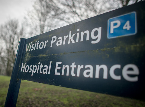 Szpitale krytykowane za pobieranie opłat parkingowych od lekarzy i pielęgniarek