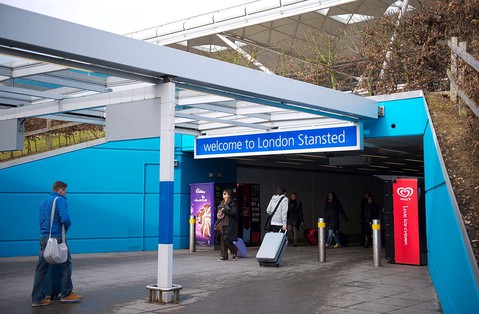Stansted: Pasażerowie czekali ponad 2 godziny na bagaż