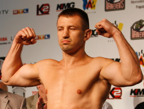 Tomasz Adamek downs Joey Abell in the seventh round