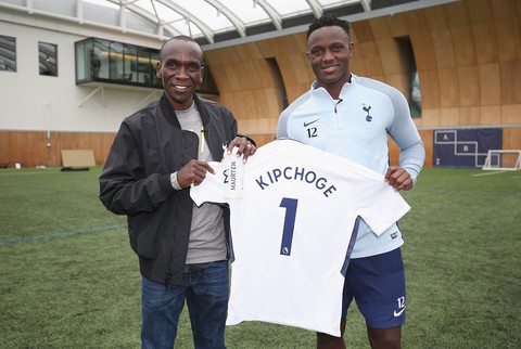 Zwycięzca londyńskiego maratonu Kipchoge otrzymał koszulkę Tottenhamu