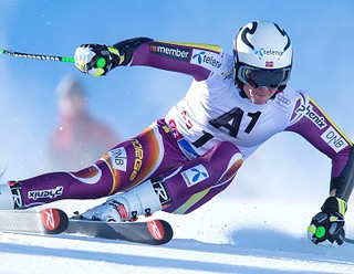 Henrik Kristoffersen overtakes Marcel Hirscher in Levi slalom