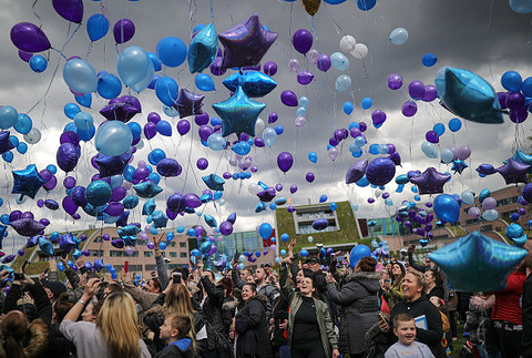 Setki balonów dla Alfiego. Tłumy żegnały dwulatka