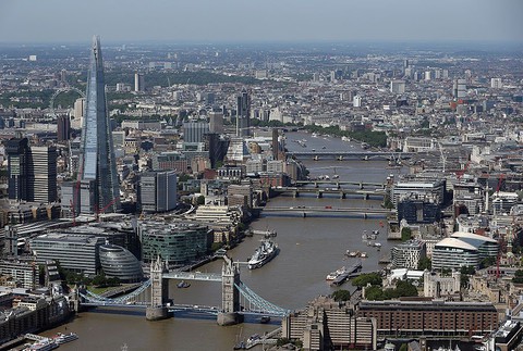 Quarreling Londoners make hilarious shot at explaining north-south divide to tourists
