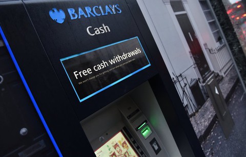 Awaria bankomatów Barclays Bank. Wypłacane kwoty były pobierane dwukrotnie