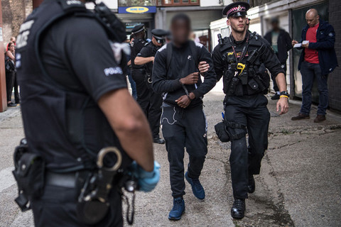 Amnesty International: "Policja w UK prześladuje młodych czarnoskórych mężczyzn"