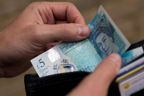 Eksperci: "Brytyjscy konsumenci potrzebują bankomatów z 5-funtówkami"