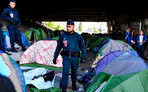 Francja: Ewakuacja tysiąca migrantów z obozowiska w Paryżu