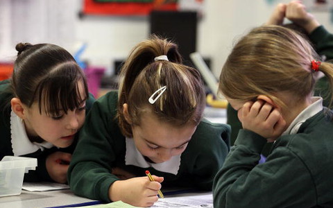 Coraz więcej dzieci w UK zaczyna szkołę i nie potrafi mówić