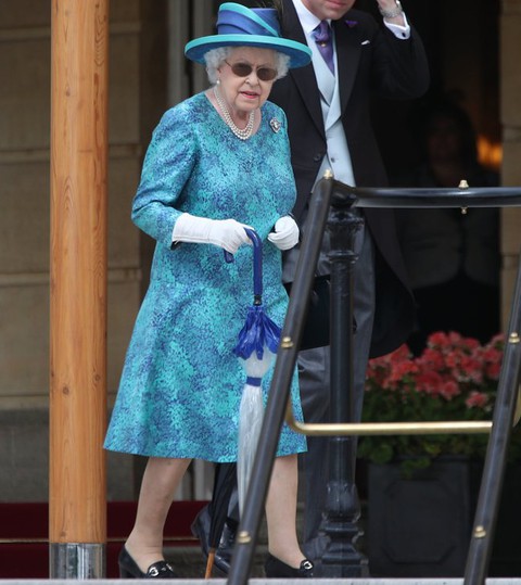 "Cool" królowa przyłapana w okularach i z parasolką