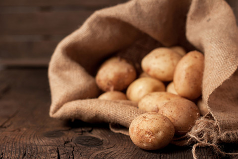 10 tys. euro odszkodowania za oskarżenie o kradzież ziemniaków