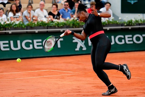 Serena Williams overwhelms Goerges at French Open; Sharapova next