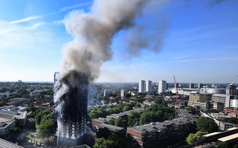 Media: Błędy straży pożarnej w trakcie pożaru Grenfell Tower