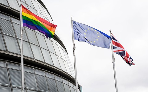 Trybunał Stanu UE: Kraje członkowskie muszą uznawać małżeństwa jednopłciowe