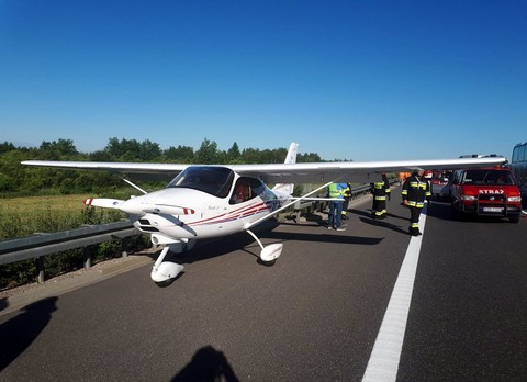 Awionetka awaryjnie lądowała na autostradzie w Polsce