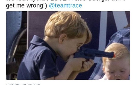 4-letni George bawi się pistoletem. Brytyjczycy oburzeni
