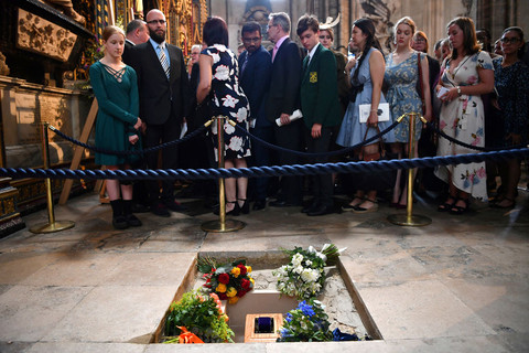 Stephen Hawking laid to rest between graves of Sir Isaac Newton and Charles Darwin 