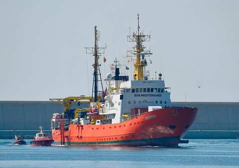 Hiszpania: Włoski okręt z migrantami z "Aquariusa" zawinął do Walencji