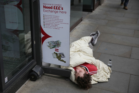 Apel do londyńczyków: Przynoście bezdomnym kremy z filtrami UV i wodę