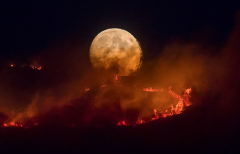 W ciągu nocy pożar Saddleworth Moor "stał się dwa razy większy"