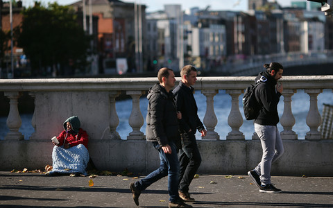 Cork w Irlandii: 36 osób aresztowanych za "zawodowe żebractwo"