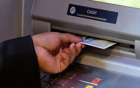 Czy to już koniec gotówki? W UK znika 300 bankomatów miesięcznie
