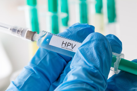 Szczepienia HPV już dla dzieci? "Aktywność seksualna rozpoczyna się coraz wcześniej"